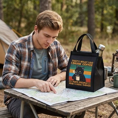 Campeur avec sac isotherme noir avec motif chat