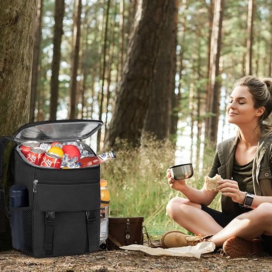 Femme avec sac a dos isotherme noir dehors