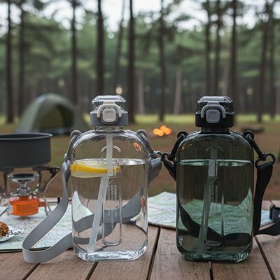 Gourde plastique blanche et verte sur table plein air