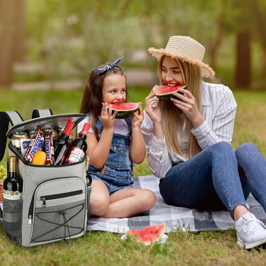 MĂšre et fille avec sac a dos isotherme pique-nique