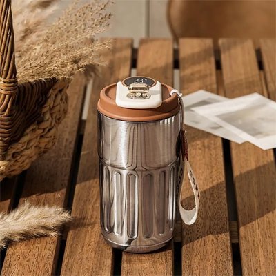 Tasse isotherme café sur table pique-nique