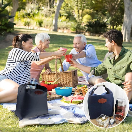Famille deux générations pique-nique sac isotherme repas bleu marine