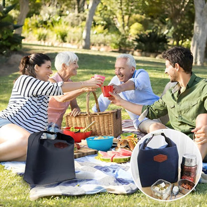 Famille deux générations pique-nique sac isotherme repas bleu marine