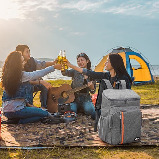 Jeunes gens camping heureux sac isotherme gris FreshTogo