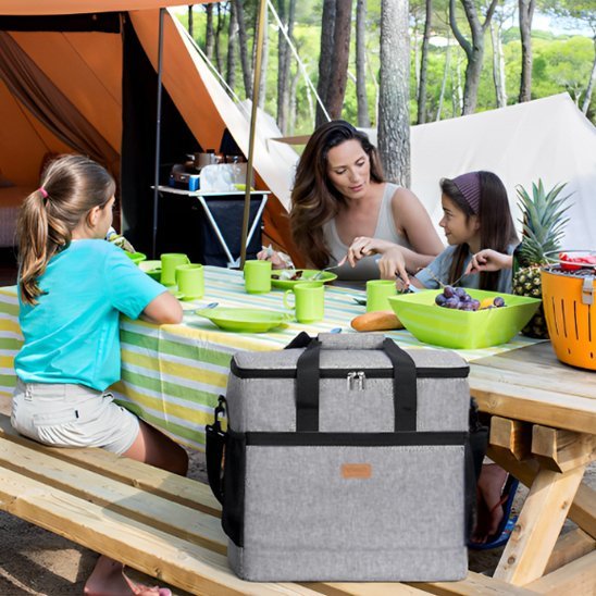 Maman et filles camping sac isotherme repas