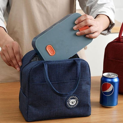 On dépose nourriture dans sac isotherme bleu freshkeep