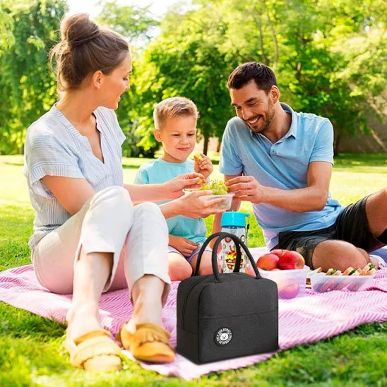 Papa maman garçonnet mangent dehors sac isotherme noir