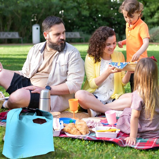 Parents enfants pique-nique sac isotherme repas bleu clair