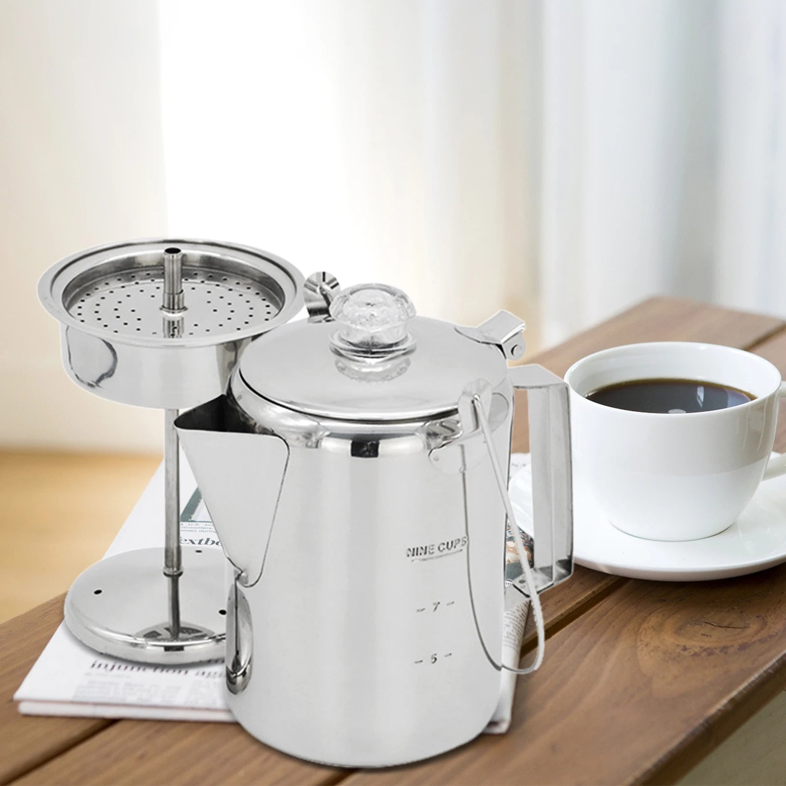 Percolateur avec filtre et café sur table