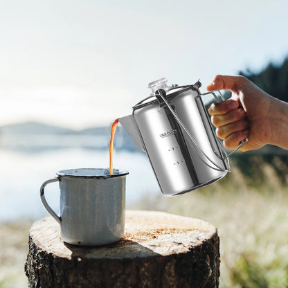 Percolateur verse café chaud bord lac