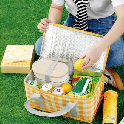 Aliments et breuvages dans sac isotherme jaune