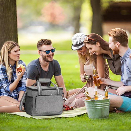amis assis sur gazon sac isotherme FreshTime