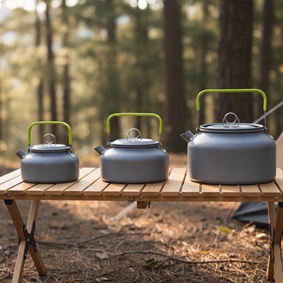 Bouilloire de voyage en trois formats différents camping