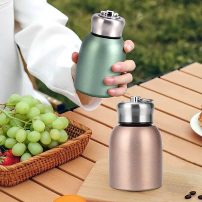 Bouteille isotherme en vert ou rose sur table