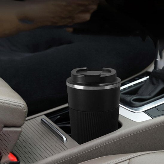 Bouteille isotherme noire dans compartiment voiture