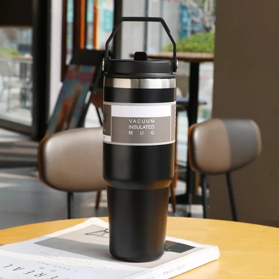 Bouteille isotherme noire sur table 