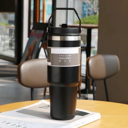 Bouteille isotherme noire sur table 