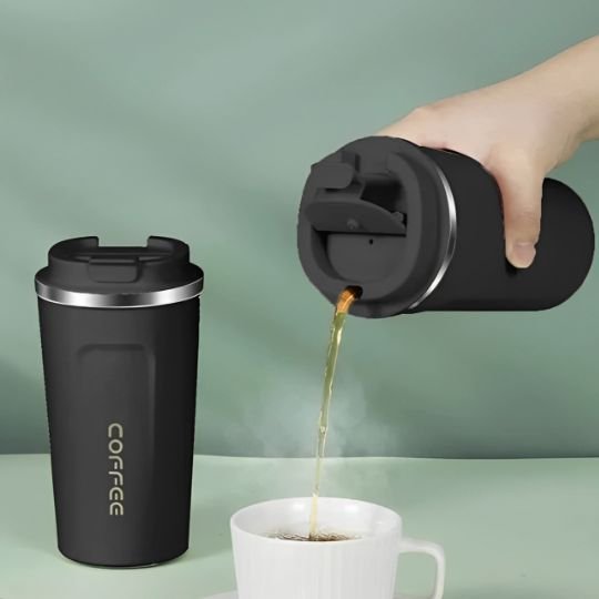 Bouteille isotherme noire verse café dans tasse
