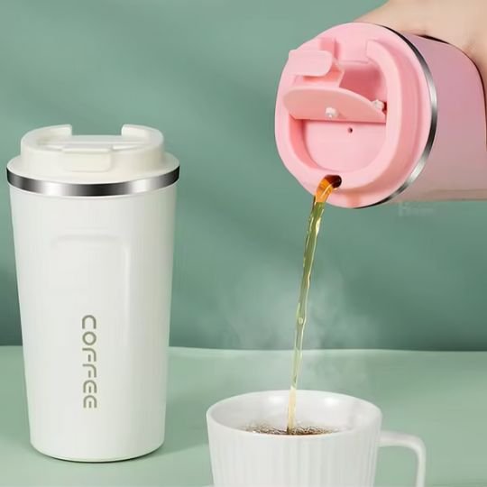 Bouteille isotherme rose verse thé dans tasse 