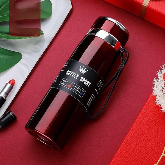 Bouteille isotherme rouge sur nappe