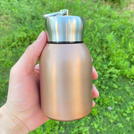 Bouteille isotherme tient facilement dans main