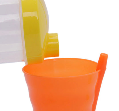 bouteille verse boisson dans gobelet orange