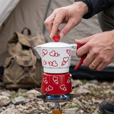 Cafetiere italienne avec coeurs blanc et rouge sur réchaud