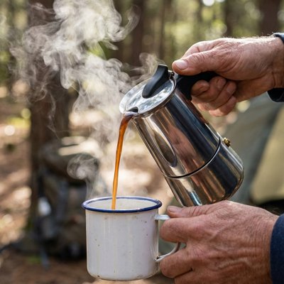 Cafetiere italienne induction verse café dans tasse