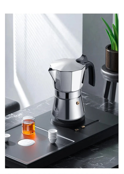 cafetiere italienne inox sur cuisinière induction