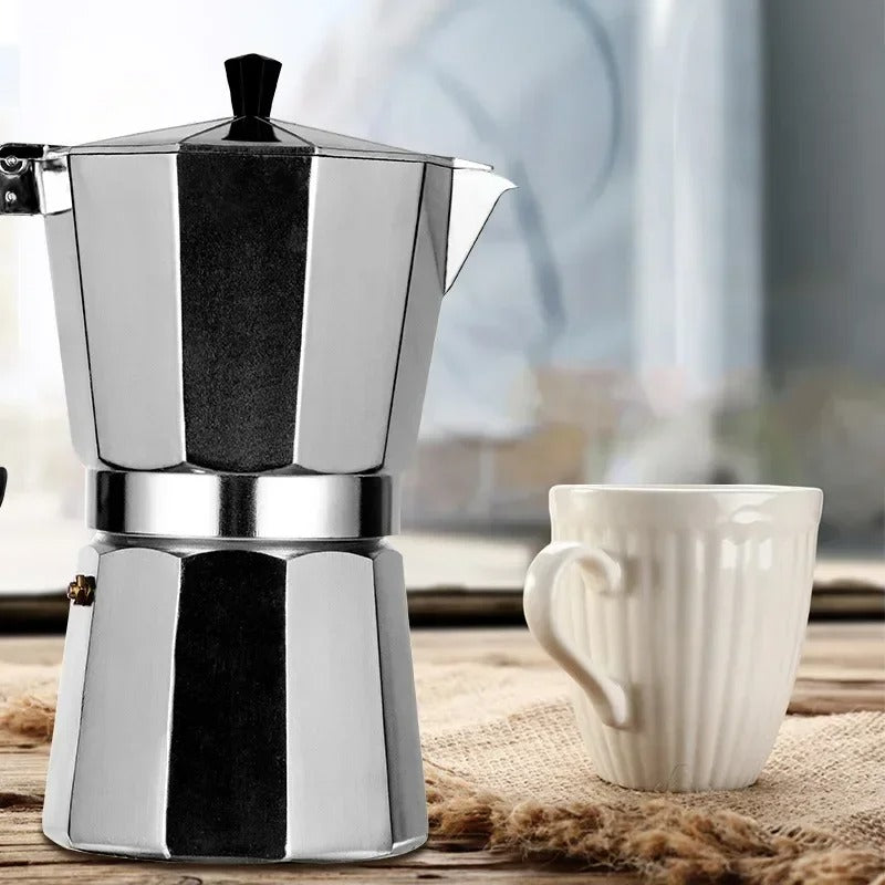 cafetiere italienne moka sur table