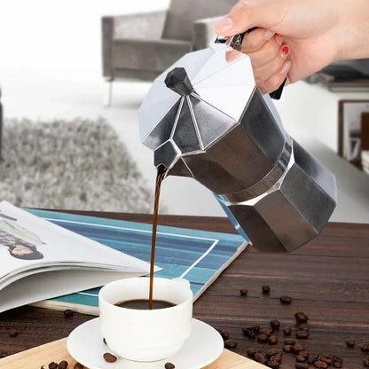 cafetiere italienne moka verse cafe tasse