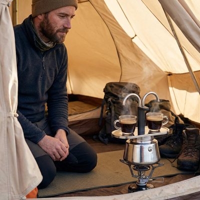 Cafetiere italienne sur réchaud dans tente camping
