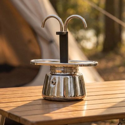 Cafetiere italienne sur table pique-nique