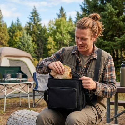 Campeur sort sandwich du sac isotherme repas bleu marine