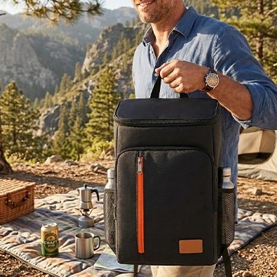 Campeur tient par sangle supérieure sac à dos isotherme noir 