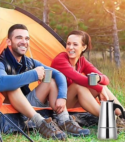 campeurs assis tente boivent café percolateur