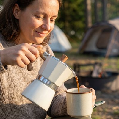 Campeuse verse café avec cafetiere italienne blanche