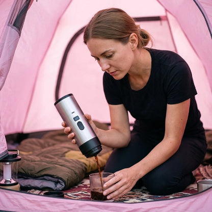 Campeuse verse café dans tasse avec cafetiere portable grise
