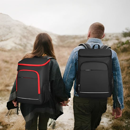 Couple avec chacun leur sac à dos isotherme