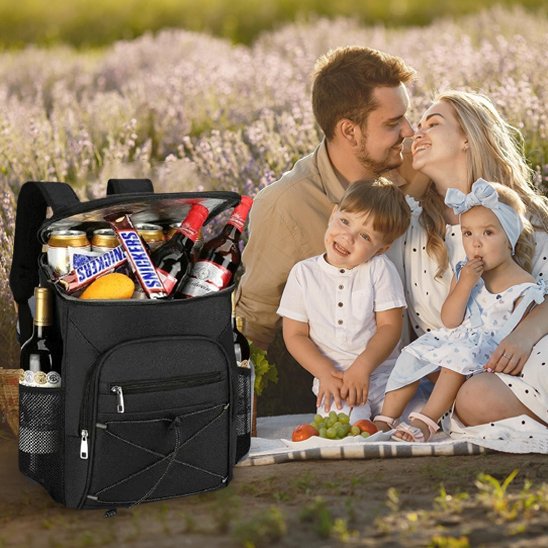 Couple avec deux enfants avec sac a dos isotherme 