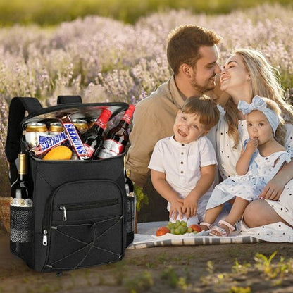 Couple avec deux enfants avec sac a dos isotherme 