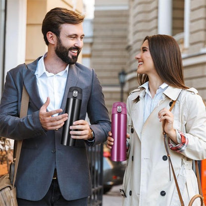 Couple avec leur isotherme bouteille