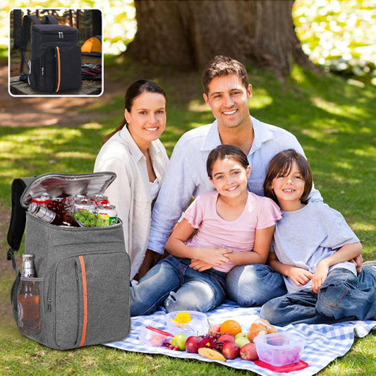 Couple deux enfants avec sac à dos isotherme