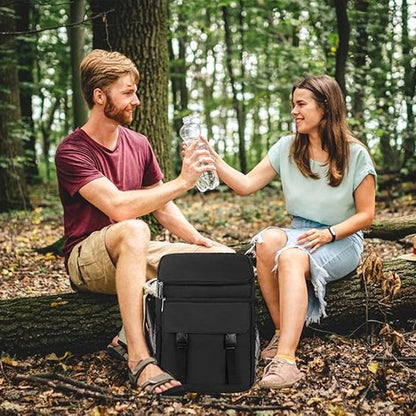 Couple pique-nique avec sac a dos isotherme 