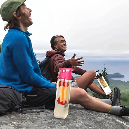Couple randonnée montagne avec chacun gourde en plastique