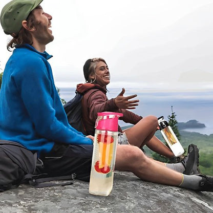 Couple randonnée montagne avec chacun gourde en plastique