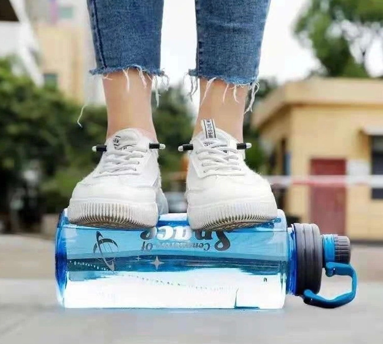 deux pieds joints sur corps gourde solide