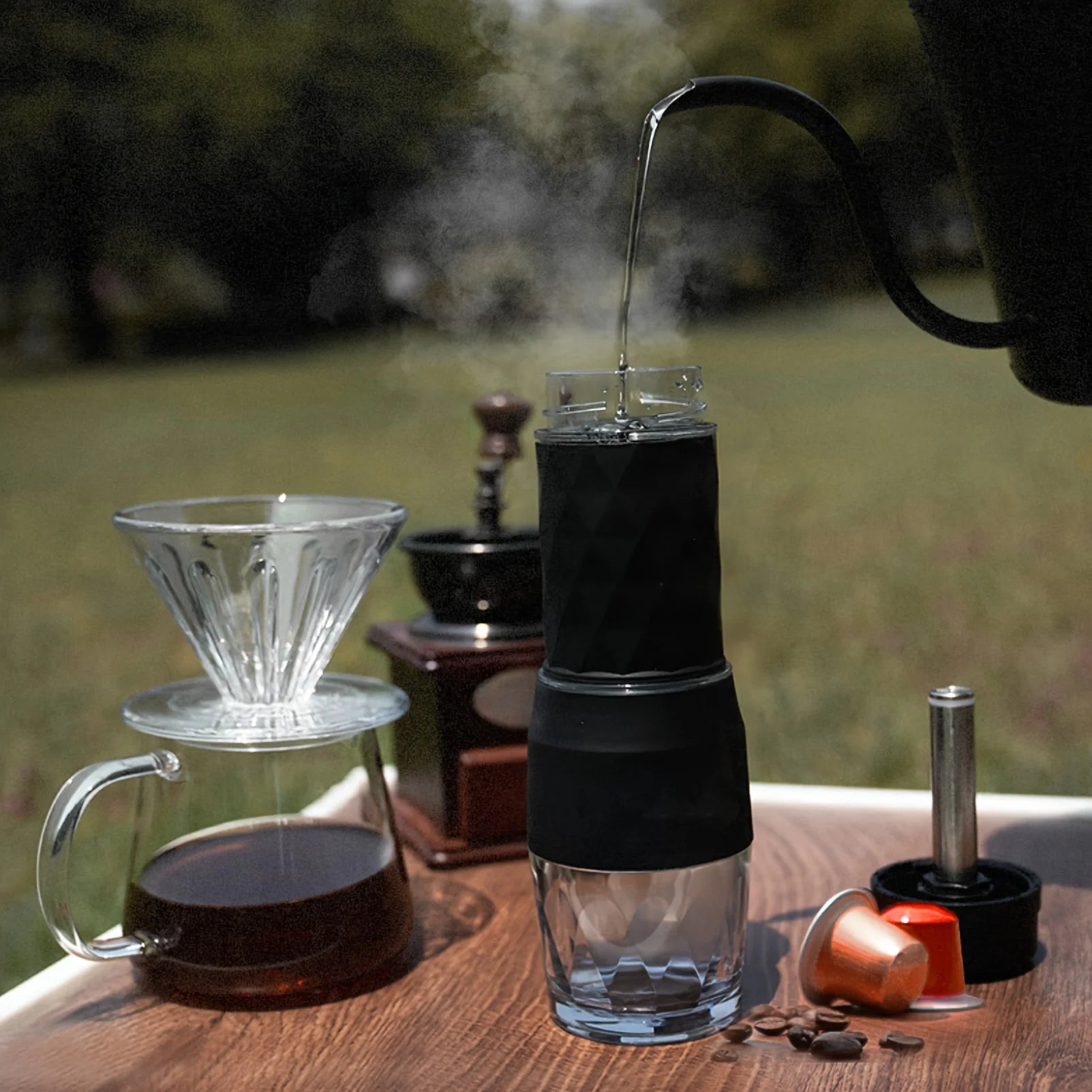 eau bouillante versée dans machine expresso manuelle camping