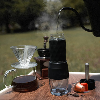 eau bouillante versée dans machine expresso manuelle camping