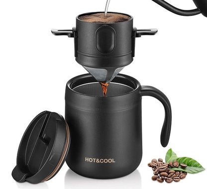 eau versée dans filtre cafetière filtre manuelle